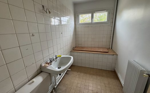 Local professionnel sur 3 niveaux (poss. habitation) – 76300 SOTTEVILLE LES ROUEN