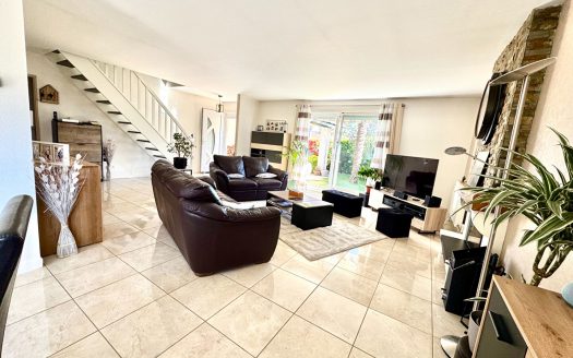 Maison Franqueville Saint Pierre 7 pièce(s) 164 m2